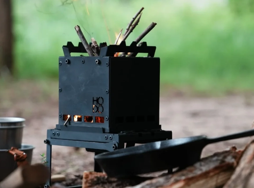 موقد خيمة التخييم مقابل حفرة النار: أيهما ينتج المزيد من وحدات الحرارة البريطانية؟