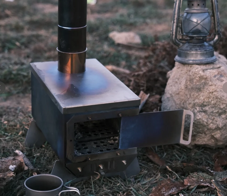 موقد خيمة التخييم مقابل حفرة النار: أيهما ينتج المزيد من وحدات الحرارة البريطانية؟